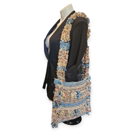 Hand Woven Fringed Yarn Purse - Picture 4 of 9